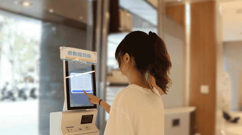 【智慧診所的迎賓日常】啟動數位轉型的三井牙科導入研華診所自助掛號繳費機